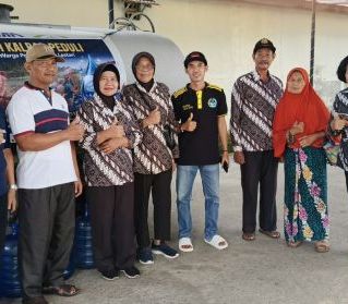 Purnawirawan Polri PD Kalbar Bagikan Air Bersih di Pondok Indah Lestari