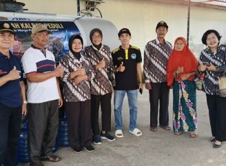 Purnawirawan Polri PD Kalbar Bagikan Air Bersih di Pondok Indah Lestari