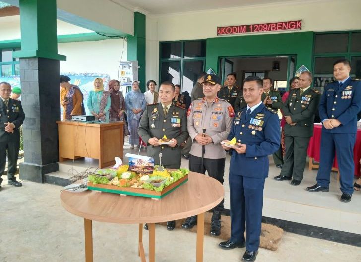 Photo of HUT TNI ke-81 Lebih dari Sekadar Upacara, Kodim 1209/Bengkayang Rangkul UMKM Demi Dongkrak Ekonomi Lokal