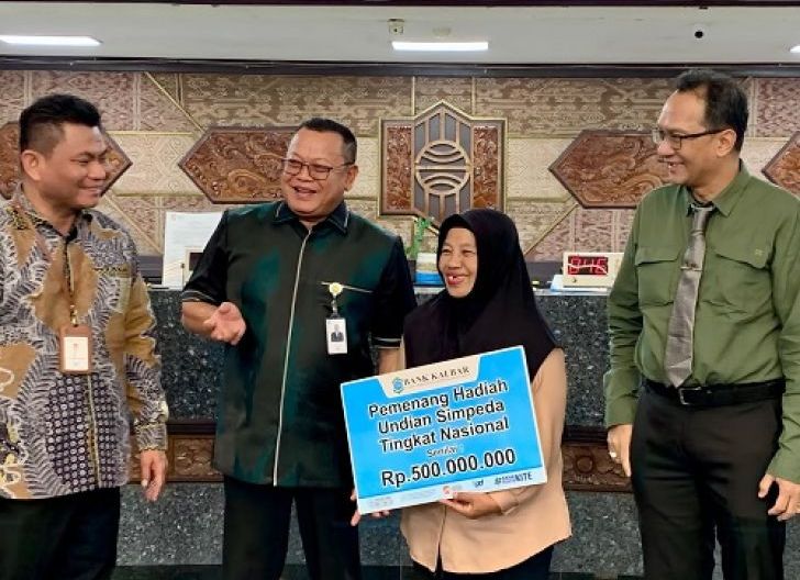 Photo of Senyum Bahagia Penyuluh Pertanian Nasabah Bank Kalbar Pemenang Hadiah Rp500 Juta