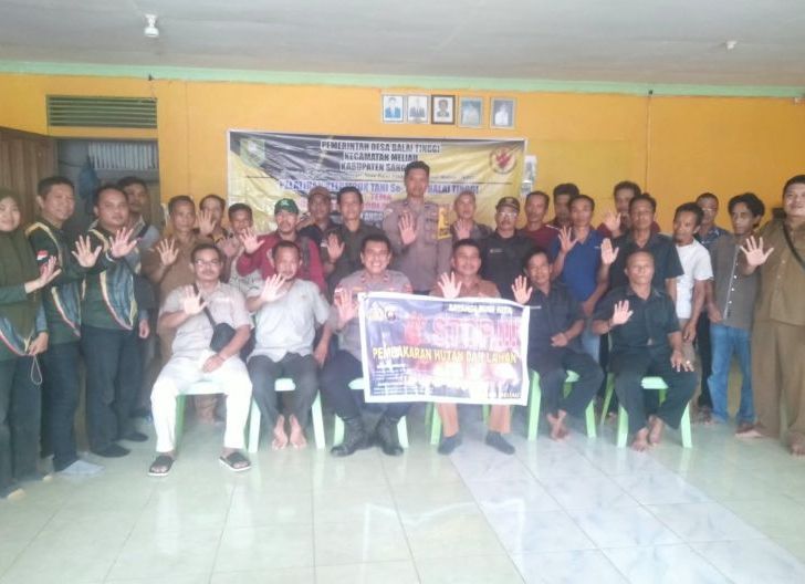 Photo of Cegah Karhutla, Polsek Meliau Edukasi Warga tentang Larangan Buka Lahan dengan Cara Membakar