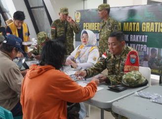 Kodam XII/Tpr Bagikan 1.000 Kacamata Gratis untuk Warga Perbatasan di Entikong