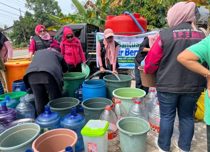 Photo of Kemarau Panjang, Pegadaian dan IPEMI Mempawah Salurkan Air Bersih ke Enam Titik