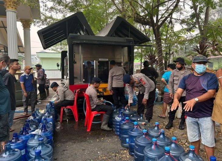 Photo of Brimob Kalbar Hadir di Tengah Kesulitan Air, Salurkan Air Bersih untuk Warga Ketapang