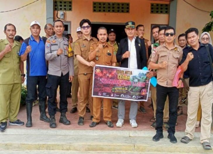 Photo of Di Tengah Kemarau Panjang, Polsek Tayan Hilir Ajak Warga Lindungi Lingkungan