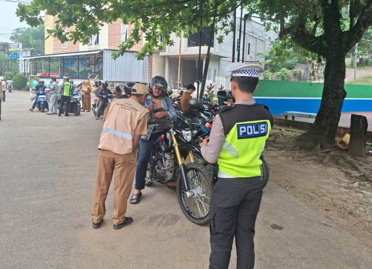 Photo of Razia Gabungan di Sanggau, Polisi Tindak 24 Pelanggaran dan Dorong Kepatuhan Pajak Kendaraan