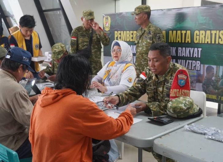 Photo of Kodam XII/Tpr Bagikan 1.000 Kacamata Gratis untuk Warga Perbatasan di Entikong