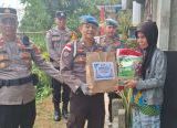 Photo of Sambut Hari Jadi Propam Polri ke-24, Polsek Entikong Salurkan Bansos untuk Warga Peripin