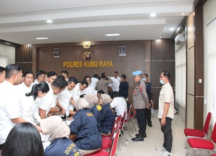 Photo of Negatif Narkoba, Polres Kubu Raya Tes Urine Personel Sebagai Bentuk Disiplin Internal