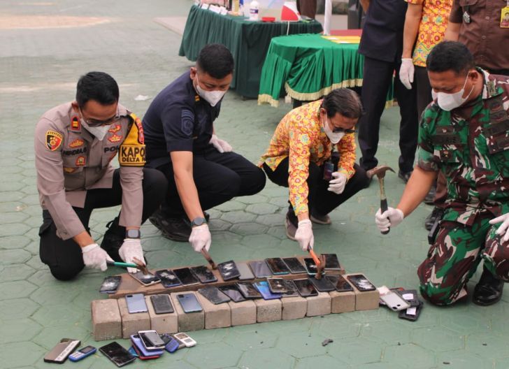 Photo of Kejari Ketapang Musnahkan Barang Bukti dari 89 Perkara Pidana Umum