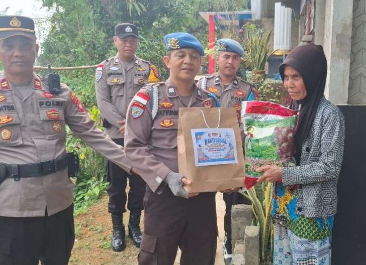 Photo of Sambut Hari Jadi Propam Polri ke-24, Polsek Entikong Salurkan Bansos untuk Warga Peripin