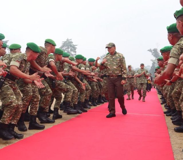 Pangdam XII/Tpr Dampingi Menhan RI Tinjau Kesatrian Yonif TP 833/Bumi Daranante