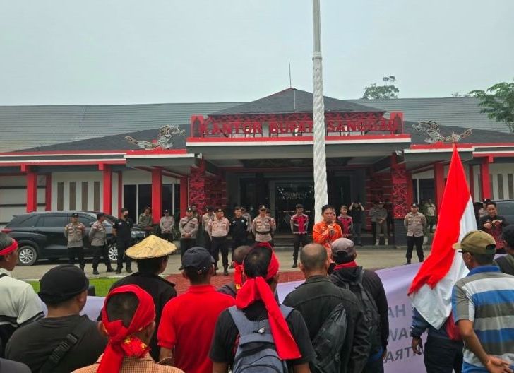 Photo of Kedepankan Humanis, Polisi Amankan Penyampaian Aspirasi Petani di Kantor Bupati