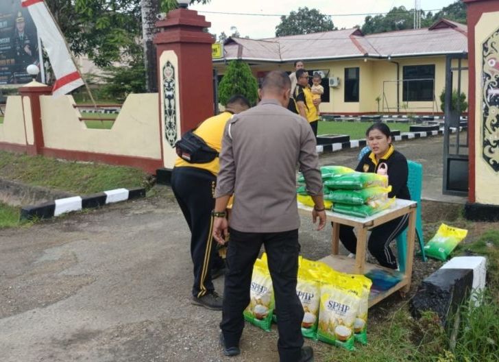 Photo of GPM Polsek Entikong Sediakan 2 Ton Beras SPHP, Seluruhnya Ludes Dibeli Warga