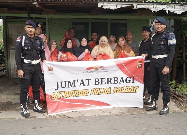 Photo of Jangkau Empat Wilayah, Brimob Kalbar Salurkan Bantuan hingga Korban Karhutla