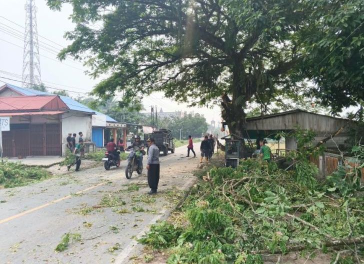 Photo of Koramil 1210-03/Mandor Bersama Forkopimcam dan Masyarakat Gelar Kerja Bakti di TKN Pembina Mandor