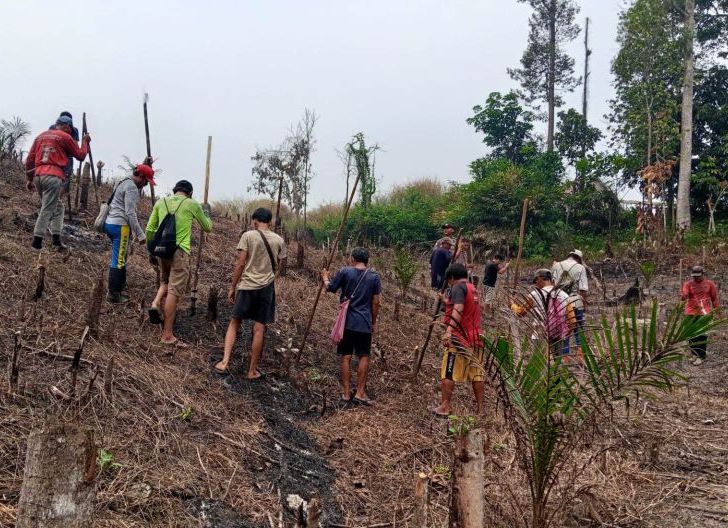 Photo of Bersama Petani, Polsek Tayan Hilir Optimalkan 2,5 Hektare Lahan untuk Jagung