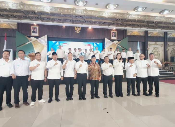 Photo of Pengurus MPI Kalbar Resmi Dilantik: Ria Norsan Ingatkan Kekompakan, Ageng Siapkan Pengabdian