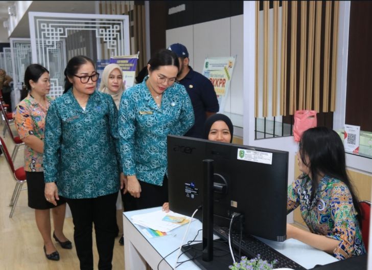 Photo of Kabid I TP PKK Kalbar Tinjau MPP Bengkayang, Dampingi Pelaku UP2K Urus NIB, QRIS dan Sertifikasi Halal