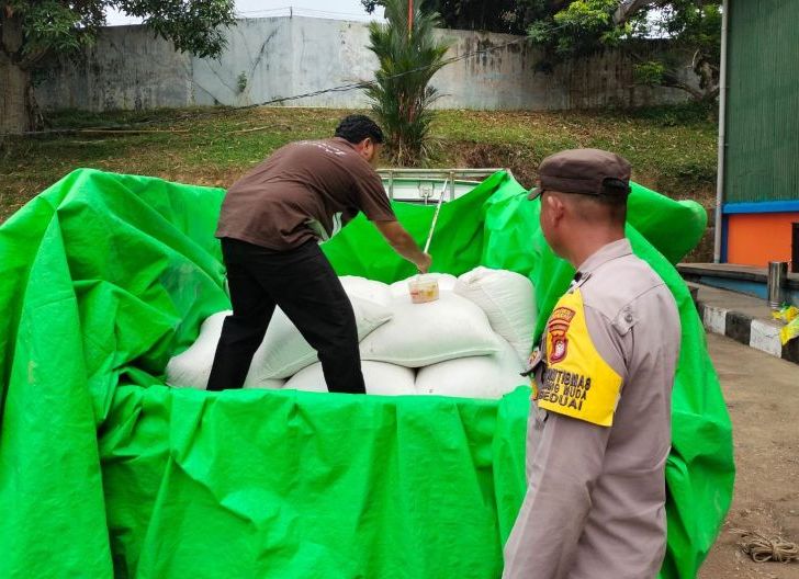 Photo of Lolos Uji Mutu, Polsek Beduai Salurkan 750 Kilogram Jagung Pipil Kering ke Bulog Sanggau