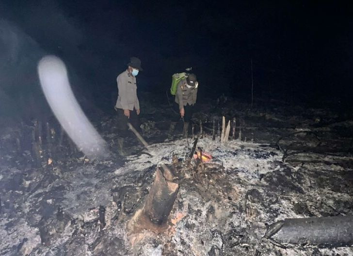 Photo of Deteksi Dini Cegah Kebakaran Meluas, Polsek Tayan Hulu Turun ke Lokasi Hotspot