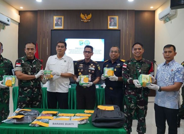 Photo of Satgas Pamtas Yonarmed 19/Bogani Gagalkan Penyelundupan 5,269 Kg Sabu di Jalur Tikus Aruk Sambas