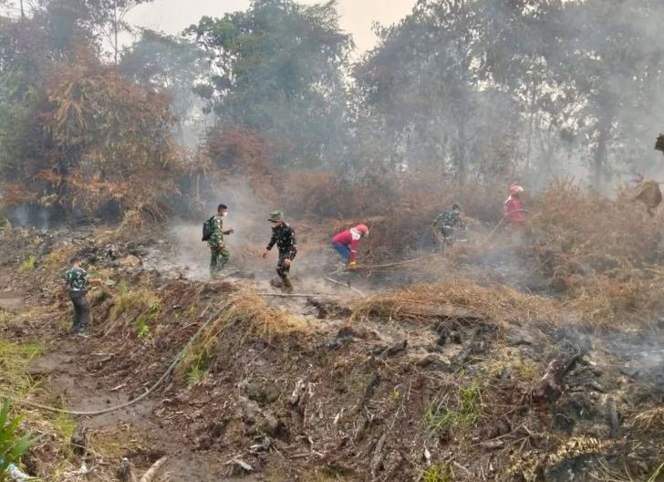 Photo of Pantang Surut! Satgas Karhutla Kodim 1206/Psb Tembus Medan Sulit Padamkan Api di Sentabai