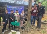 Photo of Bantu Peternak Lokal, Mahasiswa PSDKU Polnep di Sanggau Hadirkan Teknologi Mesin Pencacah Pakan