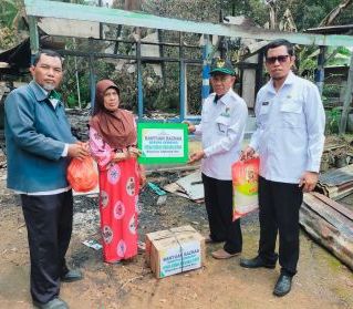 BAZNAS Singkawang Bantu Korban Kebakaran di Setapuk Besar