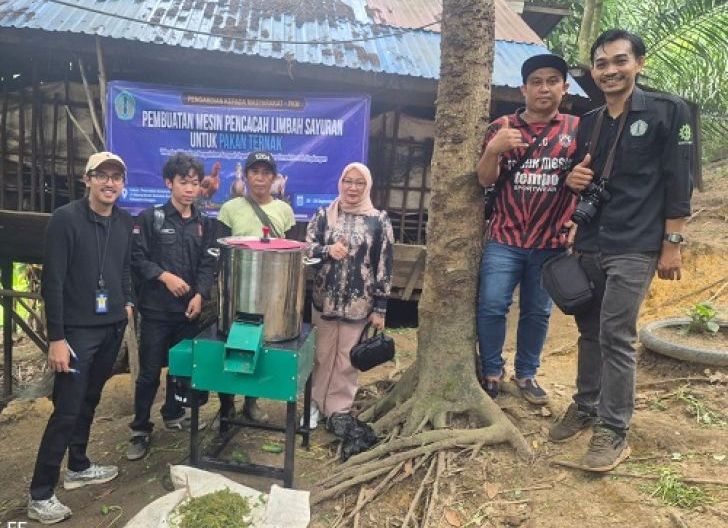 Photo of Bantu Peternak Lokal, Mahasiswa PSDKU Polnep di Sanggau Hadirkan Teknologi Mesin Pencacah Pakan
