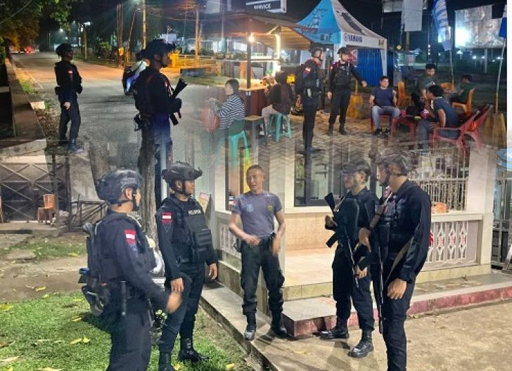 Photo of Patroli Malam Brimob Kalbar, Hadir Menyapa Warga dan Cegah Potensi Kriminalitas