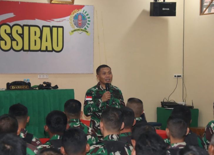 Photo of Penuh Keakraban, Jam Komandan Kodim 1206/Putussibau jadi Momen Perkuat Disiplin dan Motivasi Prajurit