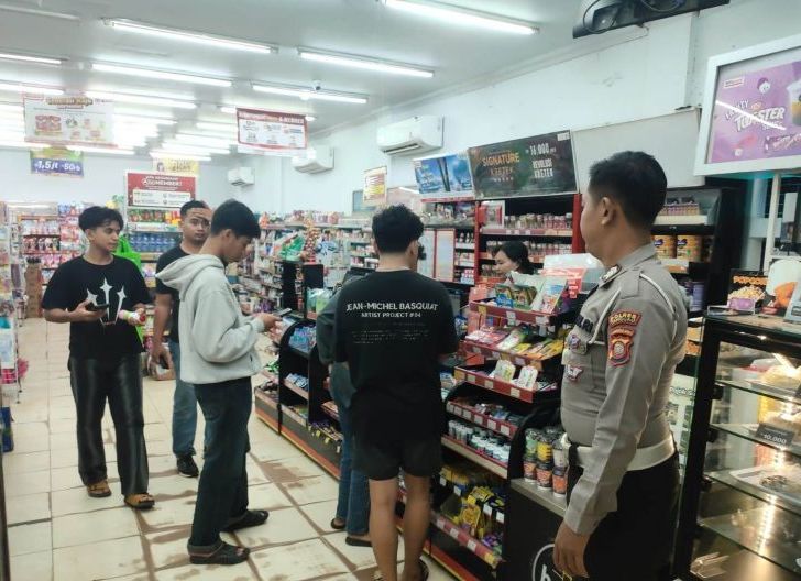 Photo of Patroli Perintis Presisi Sasar Titik Rawan, Polisi Jaga Situasi Malam di Tayan Hilir