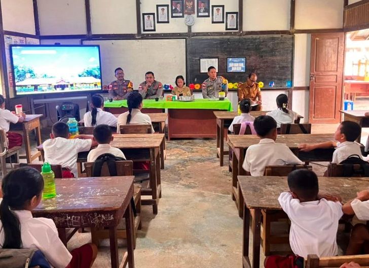 Photo of Menjaga Generasi Sejak Dini, Polsek Sekayam Edukasi Pelajar tentang Bullying hingga Keselamatan di Jalan