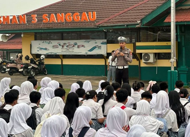 Photo of Bangun Generasi Pelopor Keselamatan, Satlantas Polres Sanggau Edukasi Pelajar SMAN 03 Sanggau