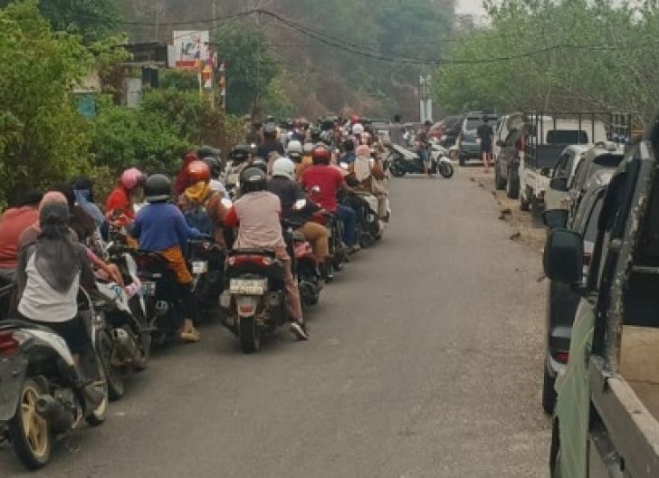 Photo of Antrean Pertalite Kian Panjang, Warga Desak Penambahan Kuota BBM