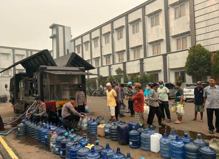 Photo of Brimob Kalbar Hadirkan Air Bersih, Ringankan Beban Warga Mulia Baru Ketapang