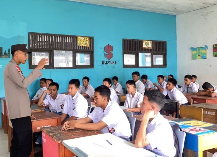 Photo of Police Go To School, Polsek Entikong Bekali Pelajar dengan Edukasi Narkoba dan Lalu Lintas