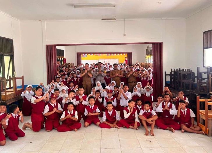 Photo of Bhabinkamtibmas Rangkul Siswa SDN 02 Balai Karangan, Bicara Bullying hingga Keselamatan Jalan