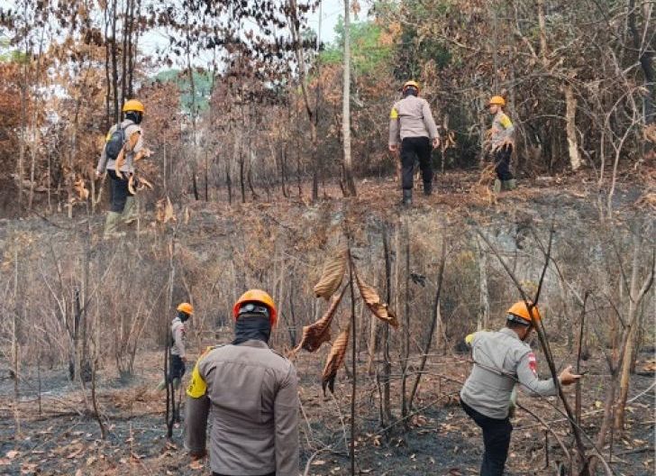 Photo of Cegah Karhutla Berulang, Brimob Kalbar Pantau Lahan Bekas Terbakar di Sintang