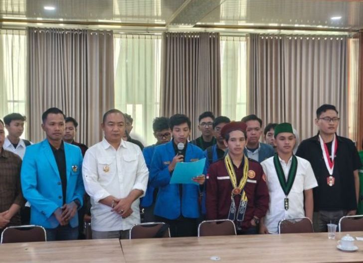 Photo of Bupati Temui Cipayung+ dan BEM Mahasiswa, Enam Tuntutan Disuarakan, Tegaskan Gerakan Murni Perjuangan Rakyat