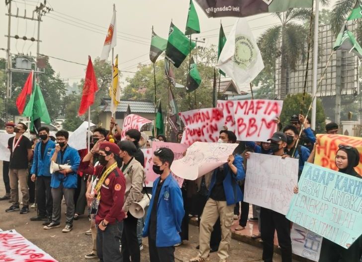 Photo of Geruduk DPRD Ketapang, Mahasiswa Tuntut DPRD Gelar RDPU Terkait BBM dan Desak DPRD Awasi Dana Karhutla