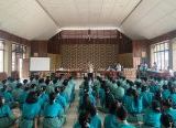 Photo of Police Go To School di Parindu, Polisi Bekali Pelajar dengan Edukasi Antibullying hingga Layanan 110