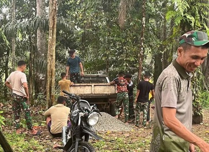 Photo of Tak Henti Bersyukur, Bu Suhanim Sambut Pembangunan Rumah oleh Satgas TMMD Landak