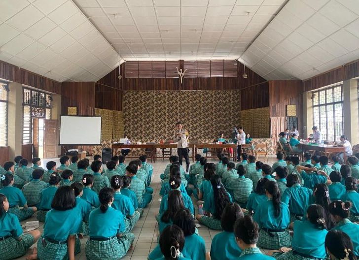 Photo of Police Go To School di Parindu, Polisi Bekali Pelajar dengan Edukasi Antibullying hingga Layanan 110