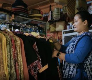 Berkat KUM Harapan Bank Kalbar, Galeri Sintang Milik Ibu Sumjulia Go Internasional Hingga Sarawak