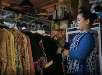 Berkat KUM Harapan Bank Kalbar, Galeri Sintang Milik Ibu Sumjulia Go Internasional Hingga Sarawak