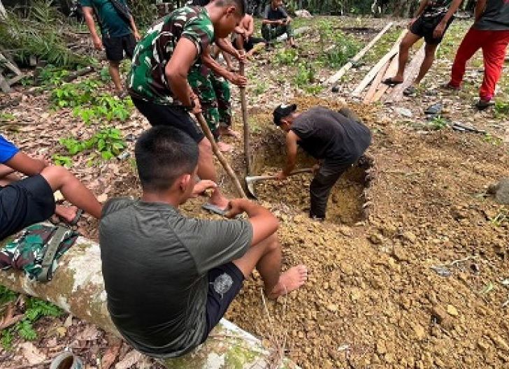 Photo of Senyum Bu Suhanim Mengiringi Pembangunan MCK Program TMMD Kodim 1210/Landak