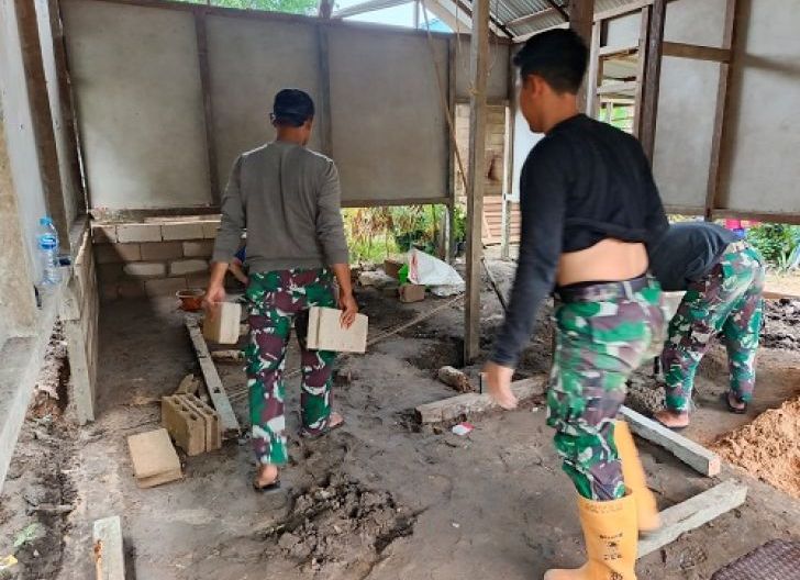 Photo of Rumah Ibu Suhanim Terus Dibangun, Satgas TMMD Kodim 1210/Landak Lanjutkan Pemasangan Batako
