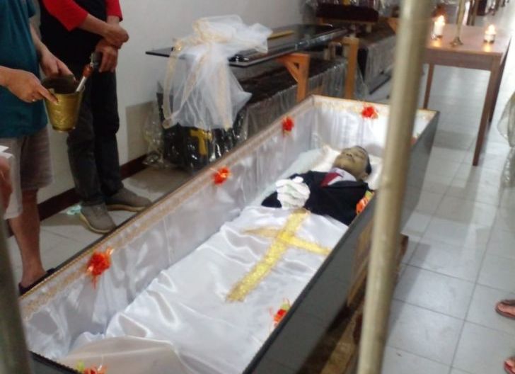Photo of Prihatin Jenazah Dibawa dalam Peti Serbuk Kayu, Bruder Steph Bantu Pemulangan dan Pemakaman Warga Mempawah Hulu:Bupati Karolin Apresiasi Karya Kemanusiaan Ketua FRKP